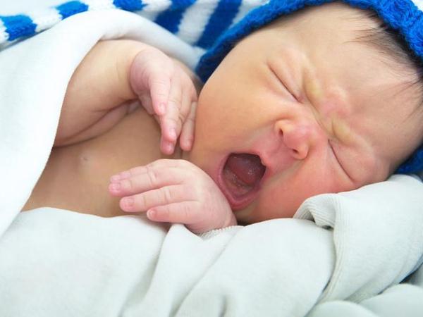 孩子睡觉一直出汗是什么原因,6个月的宝宝睡觉爱出汗正常吗