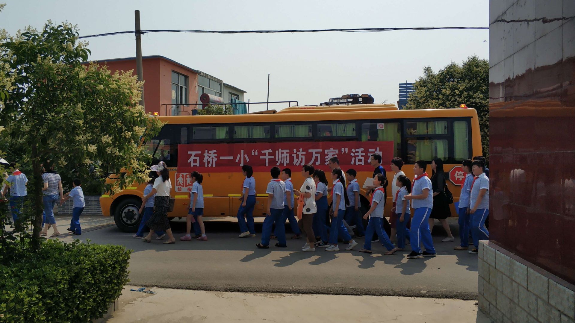 落实教育责任催开校园蓓蕾石桥镇第一小学开展“千师访万家”活动