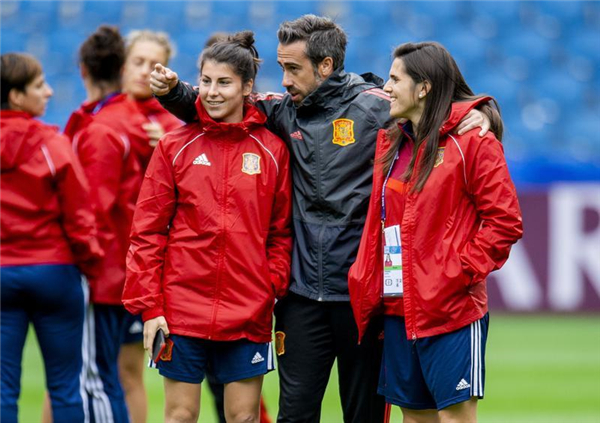 父亲节快乐！女足世界杯上，那些如师如父亦兄亦友的男教练们