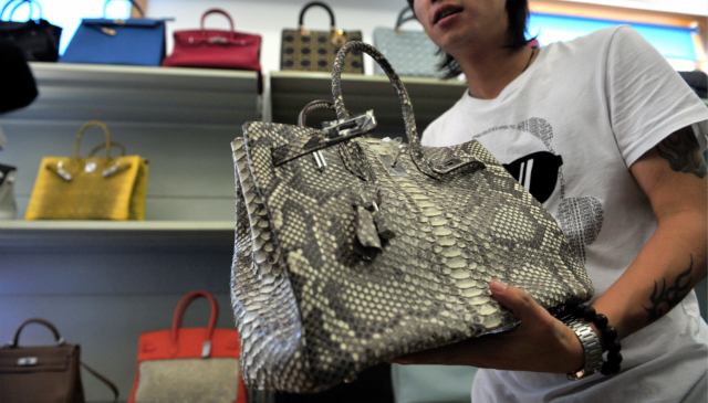 奢侈品海外代购造假事件,中国奢侈品代购有多暴利
