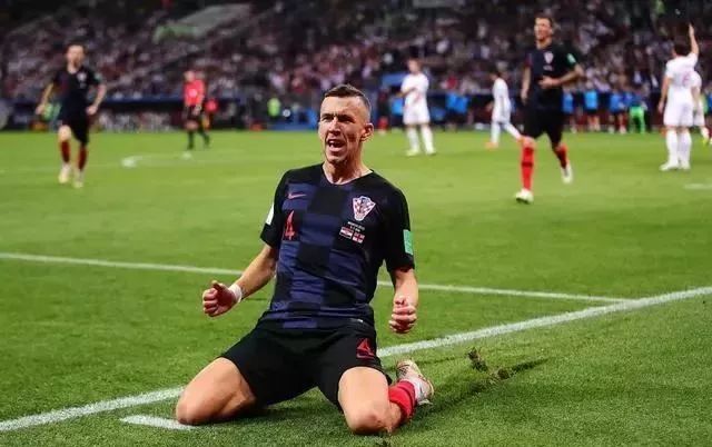 踢足球速度慢结合球的能力差,踢足球每天必练的4个动作