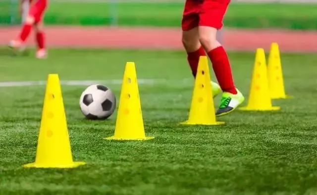 踢足球速度慢结合球的能力差,踢足球每天必练的4个动作