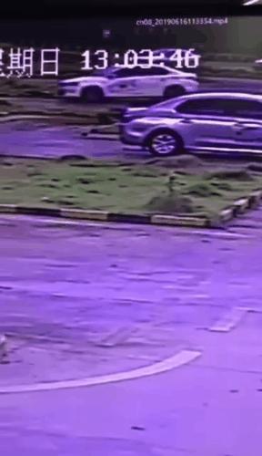 驾校学车搞笑视频使劲转方向盘,驾校学员猛打方向搞笑视频