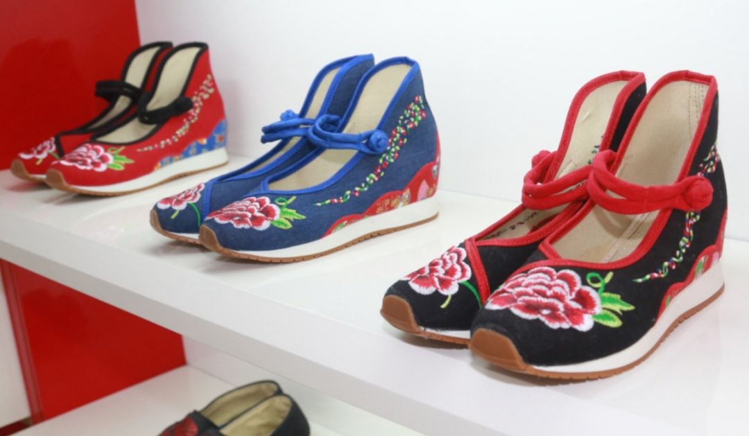 江苏非遗手工布鞋制作技艺传承人,传统布鞋手工技艺