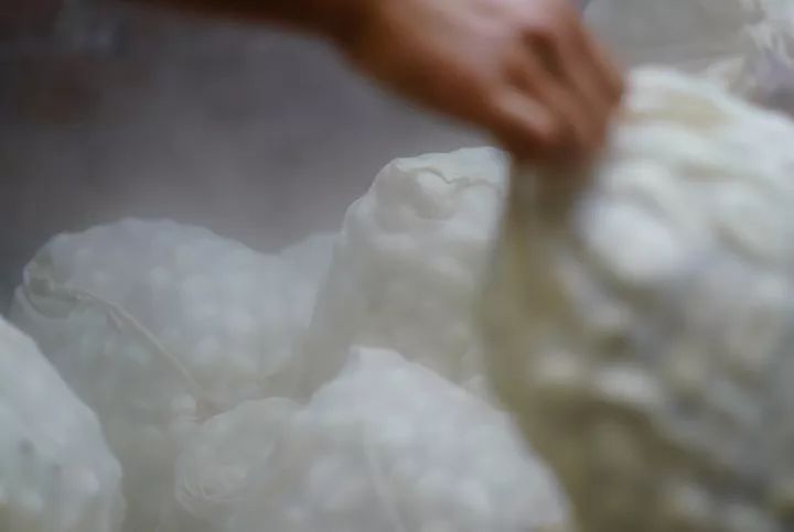 蚕丝被不盖怎么处理,盖蚕丝被的好处还是坏处