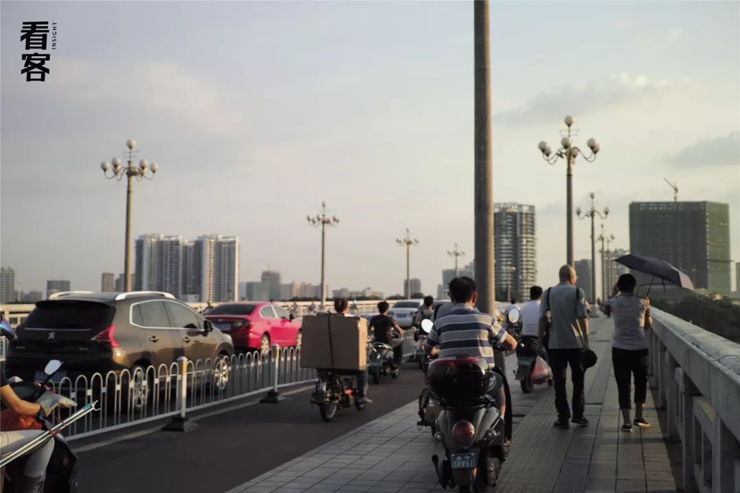 跑腿小哥三年102万,跑腿小哥日常生活