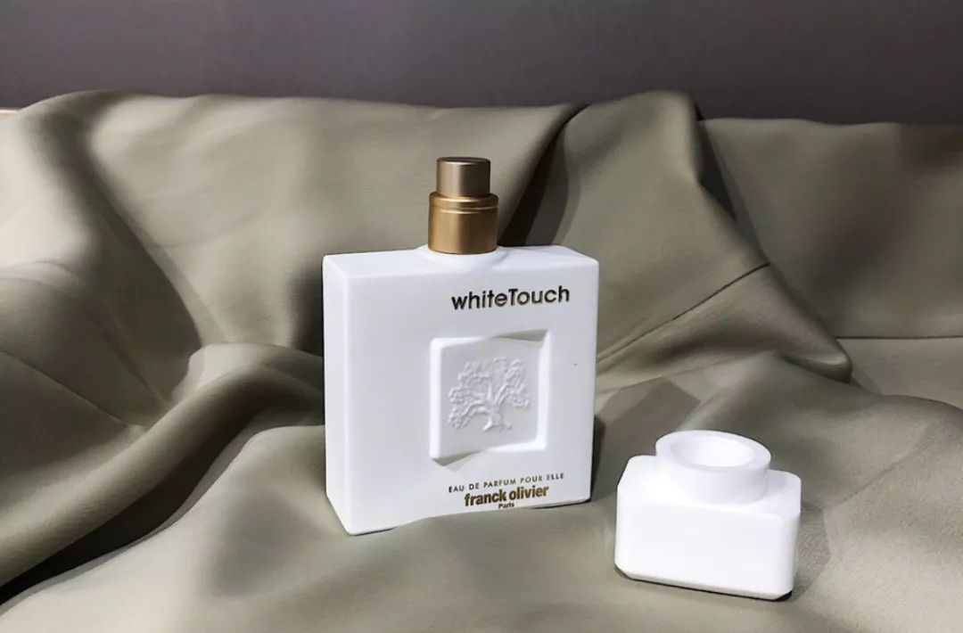 prada包包日常护理 (包包的护理方法和关注事项)