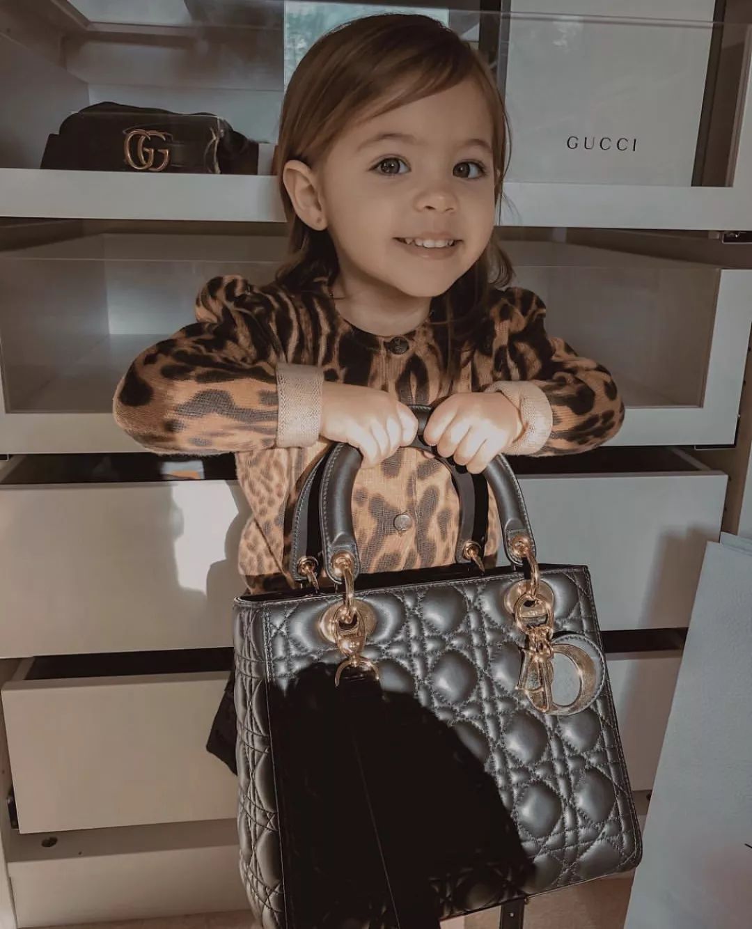 prada包包日常护理 (包包的护理方法和关注事项)