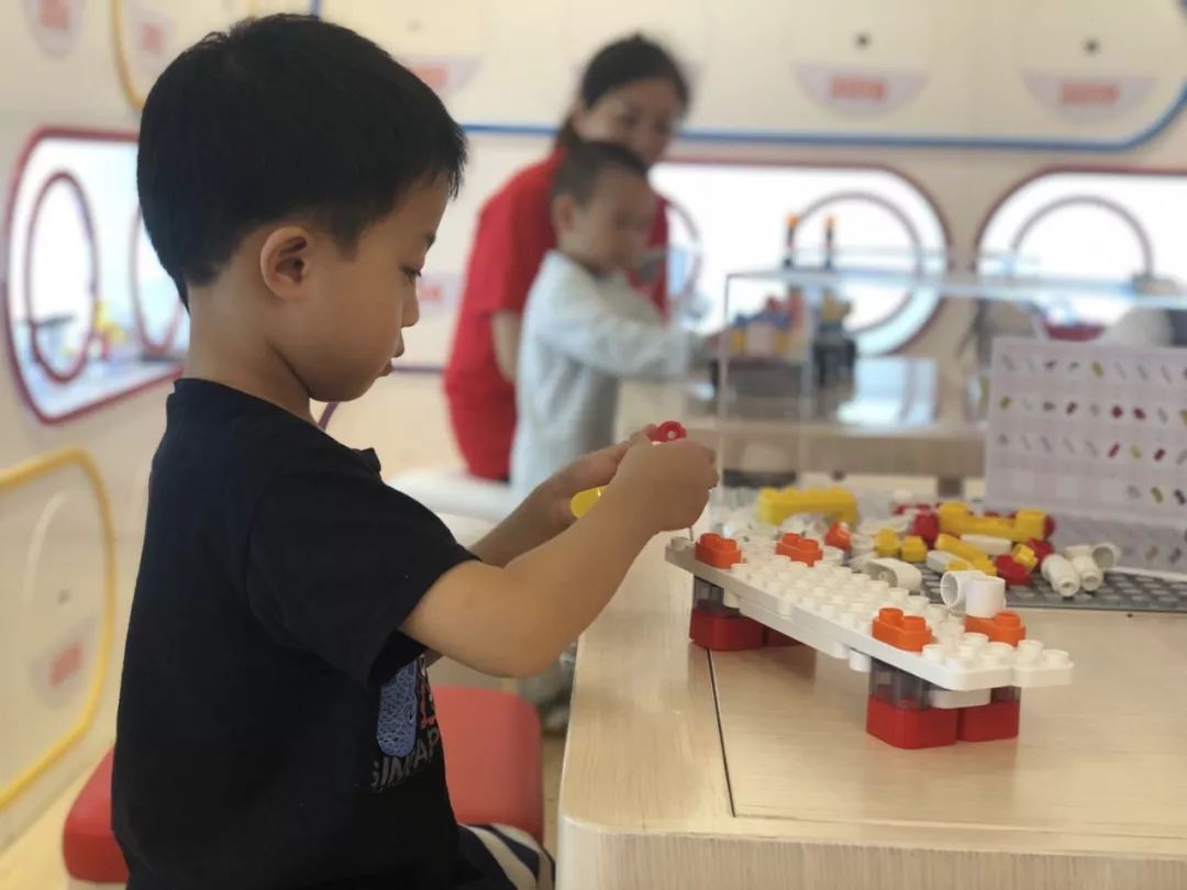 二宝爸探店|魔都市中心新开了一家布鲁可积木店！还请你们带娃免费来体验拼搭~