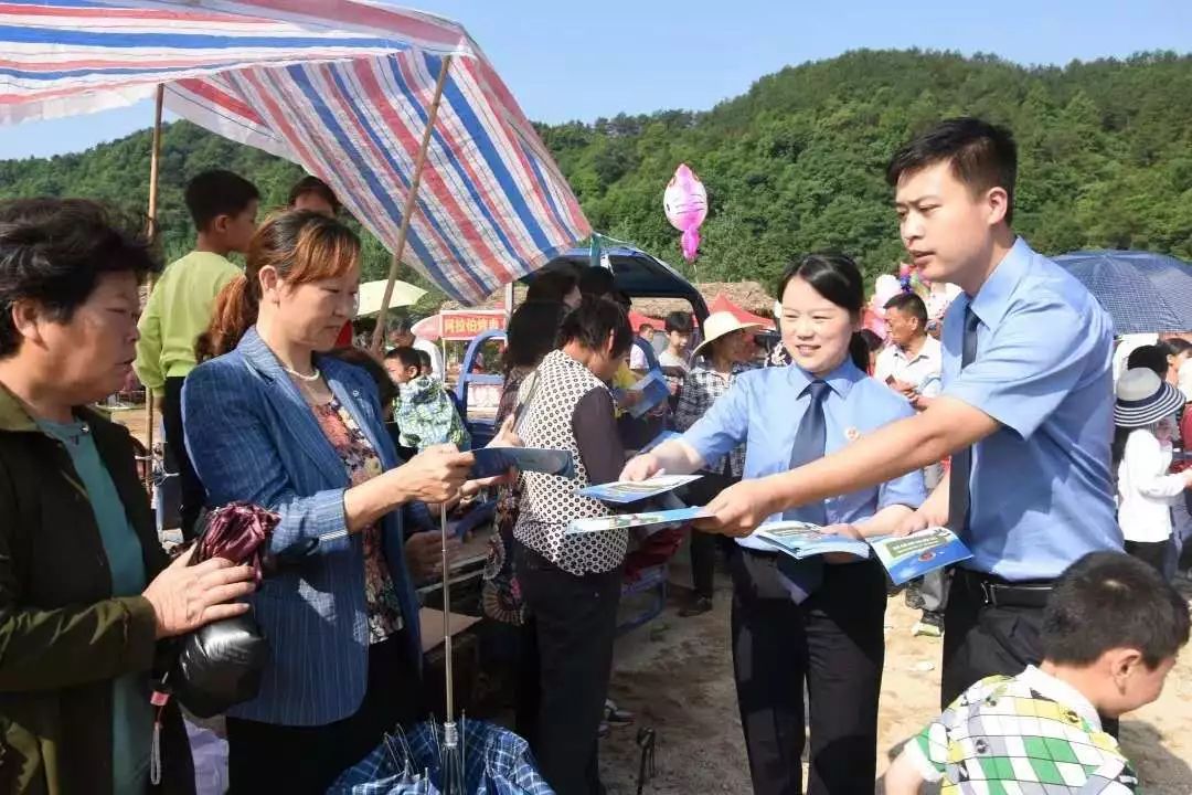 【在榜样的感召下】爱的路千万里