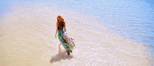 女明星的夏日旅行照,中国女明星穿夏日泳装秀