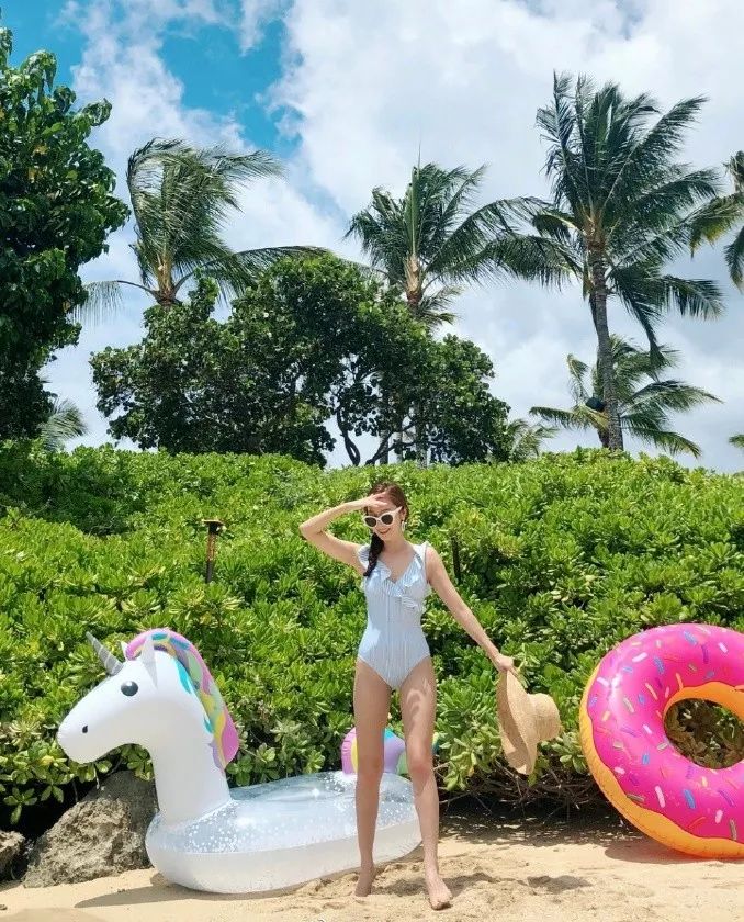 女明星的夏日旅行照,中国女明星穿夏日泳装秀