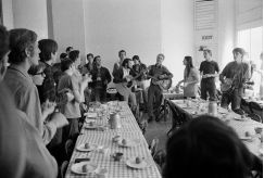 *兽禽**！12岁的女孩们每晚被不同的男人性侵，还排轮班表！