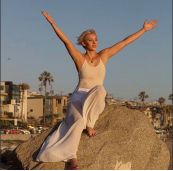 *兽禽**！12岁的女孩们每晚被不同的男人性侵，还排轮班表！