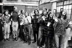 *兽禽**！12岁的女孩们每晚被不同的男人性侵，还排轮班表！