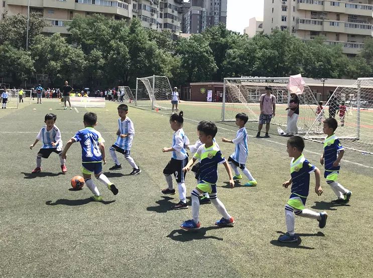 方庄教育集群举办第十九届方庄教育集群幼儿足球联赛暨第三届国安金冠杯幼儿足球联赛