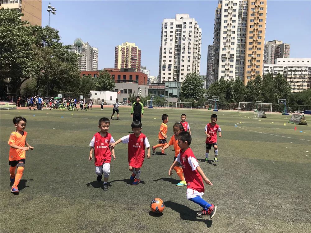 方庄教育集群举办第十九届方庄教育集群幼儿足球联赛暨第三届国安金冠杯幼儿足球联赛