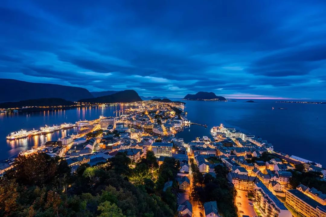 每个人的心底深处都有一个人,每个人的心底总藏着一个人