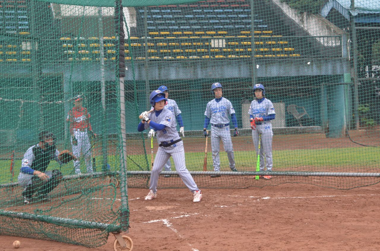 探访全国首支公安棒球队：男女混编，力争佳绩