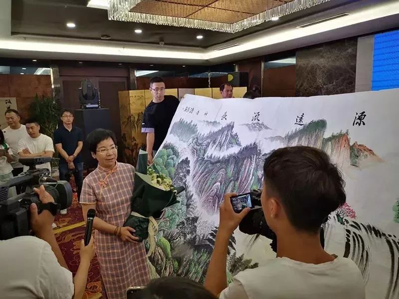 笔墨大家胡诗月献画，助力第二届青年运动会