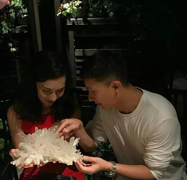 自拍照曝光秘密婚事，精明谨慎思被眼尖网友抓包