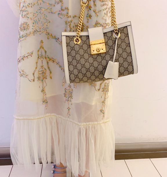 自拍照曝光秘密婚事，精明谨慎思被眼尖网友抓包