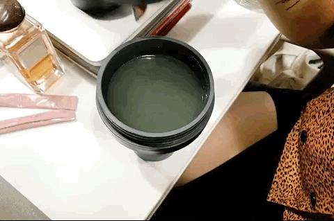 自拍照曝光秘密婚事，精明谨慎思被眼尖网友抓包