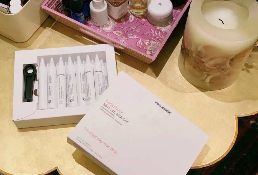 自拍照曝光秘密婚事，精明谨慎思被眼尖网友抓包