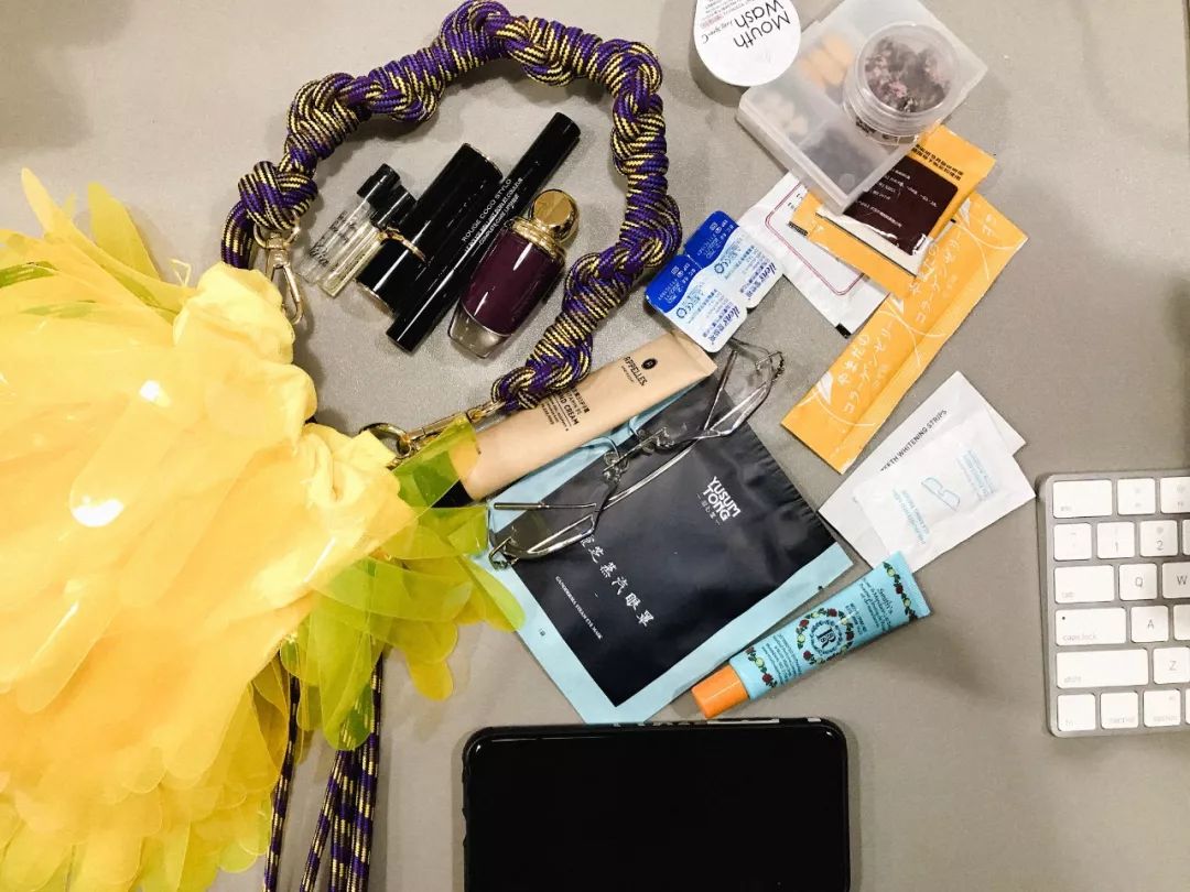 自拍照曝光秘密婚事，精明谨慎思被眼尖网友抓包