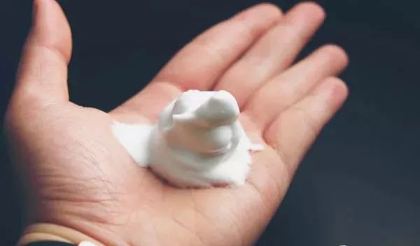 最适合混油皮的洗面奶测评，洗得干净不假滑