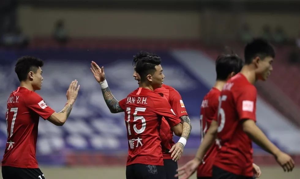 连战连捷恒大半程表现卡帅满意年轻球员爆发归化球员加盟广州恒大面临幸福的烦恼一切围绕2022年世界杯