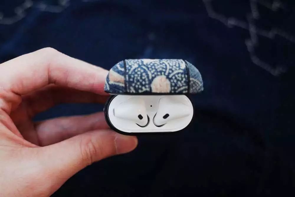 第四代airpods壳,不换手机壳的年轻人