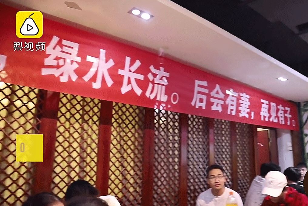 高校走心毕业季标语惹哭网友,催泪的毕业季横幅