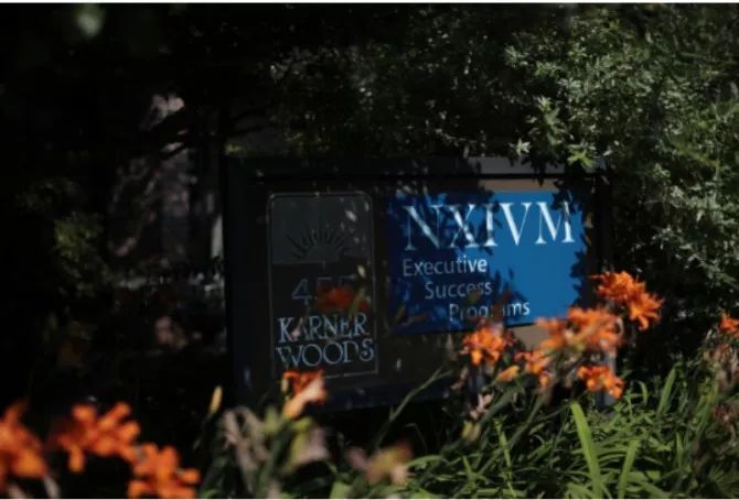 女星加入“*爱性***教邪**”，被迫上传裸照、身上烙印…奴役她们的*教邪**魔头终于要被判刑了！