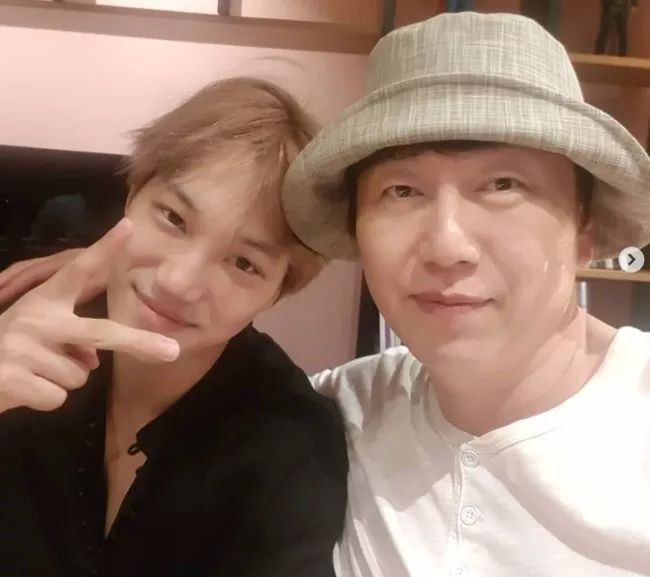 GOT7珍荣JB同框《傻瓜们的监狱生活》将于明日播出；金秀路与EXO成员KAI亲密合影，前后辈间满满的爱