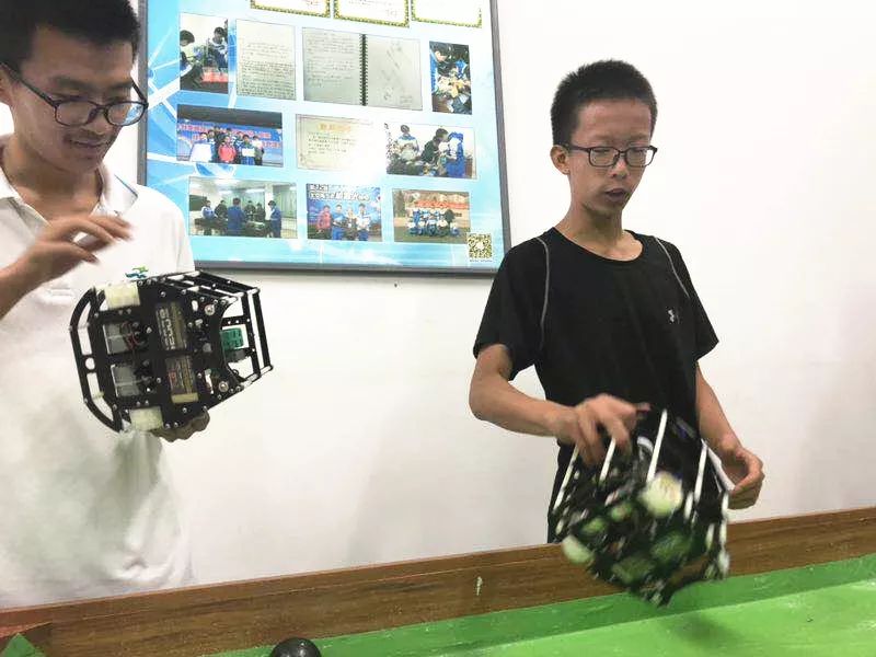 「缤纷社团·阿童木机器人社团」社团成员出战北京市足球机器人比赛并取得佳绩