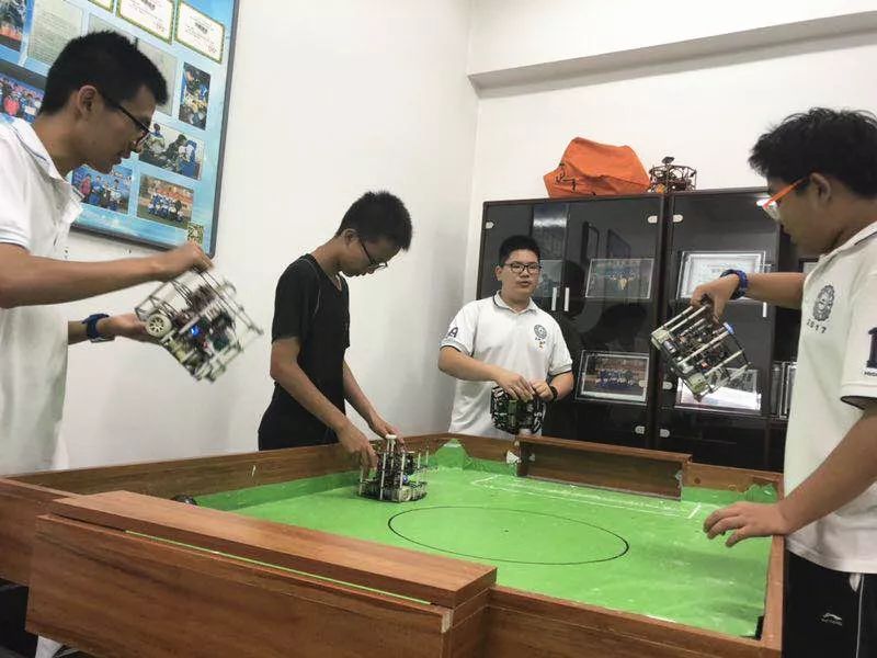 「缤纷社团·阿童木机器人社团」社团成员出战北京市足球机器人比赛并取得佳绩