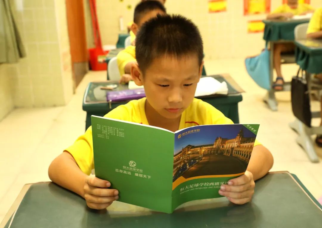 踢球拿冠军还能说两种外语，这所学校学生们的极限在哪里