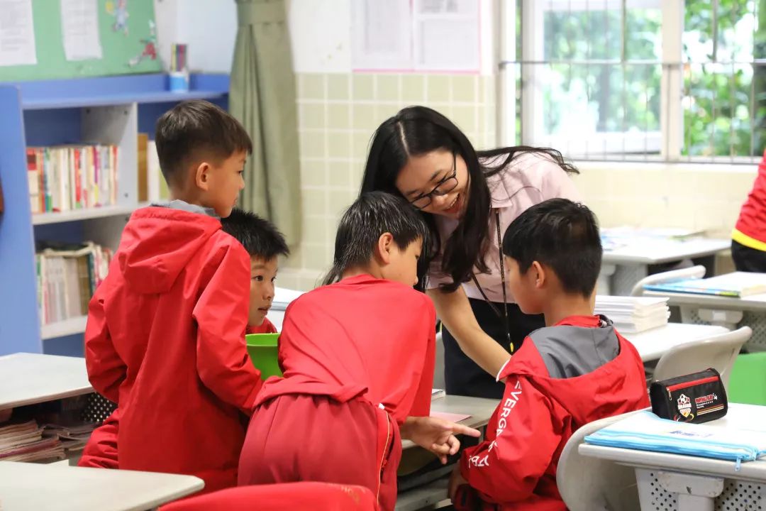 踢球拿冠军还能说两种外语，这所学校学生们的极限在哪里