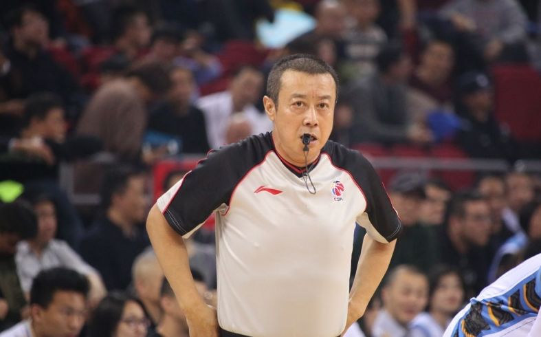 cba裁判杨茂功合法防守位置,cba杨茂功裁判眼神