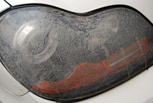 大灯发黄最好的处理方法,汽车大灯灯罩发黄有几种办法解决