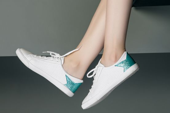 中国造了双变态小白鞋！狂虐20万次不皱！自带800散热孔，百元就搞定