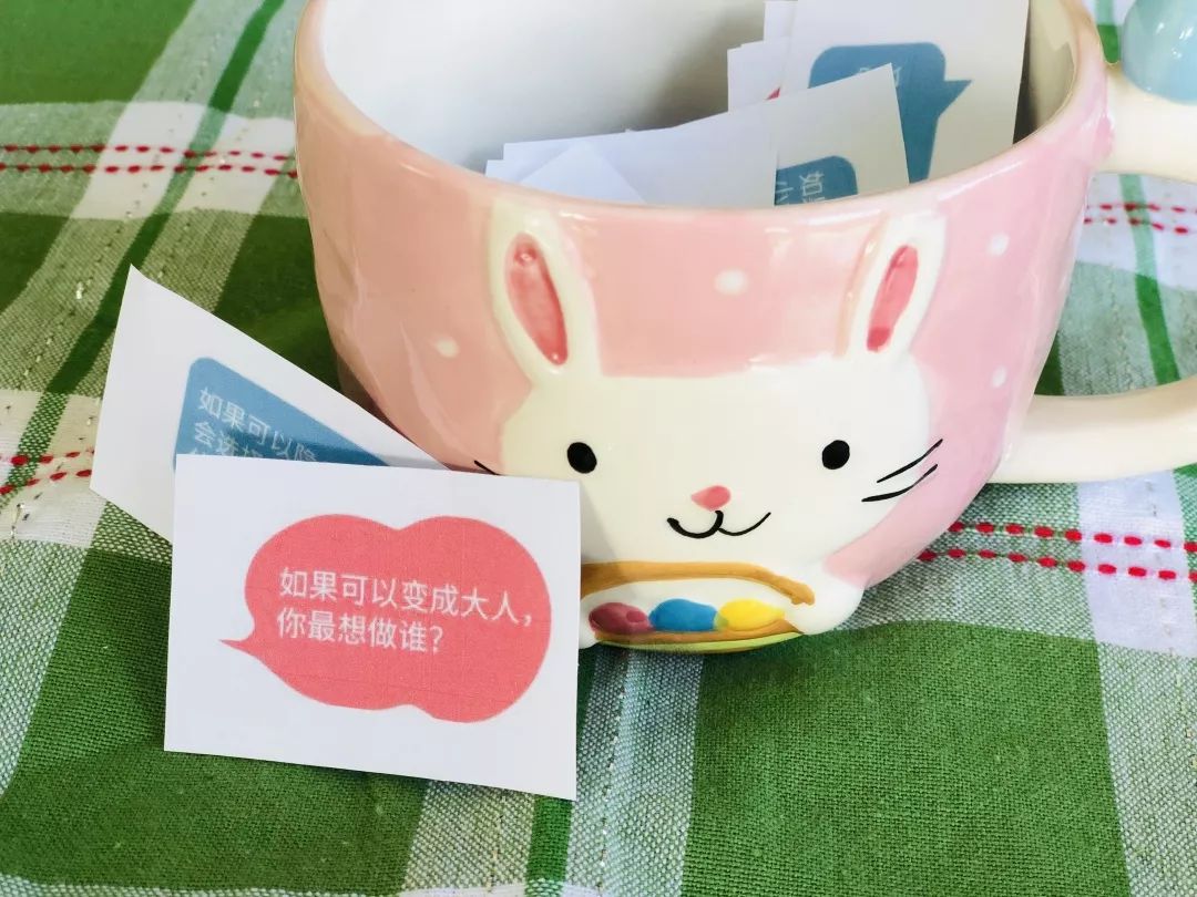 除了问在干嘛还能聊什么,跟孩子聊开心的话题