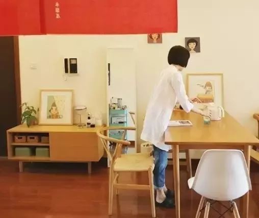 断舍离女人插画,断舍离收纳达人整理房间视频日本