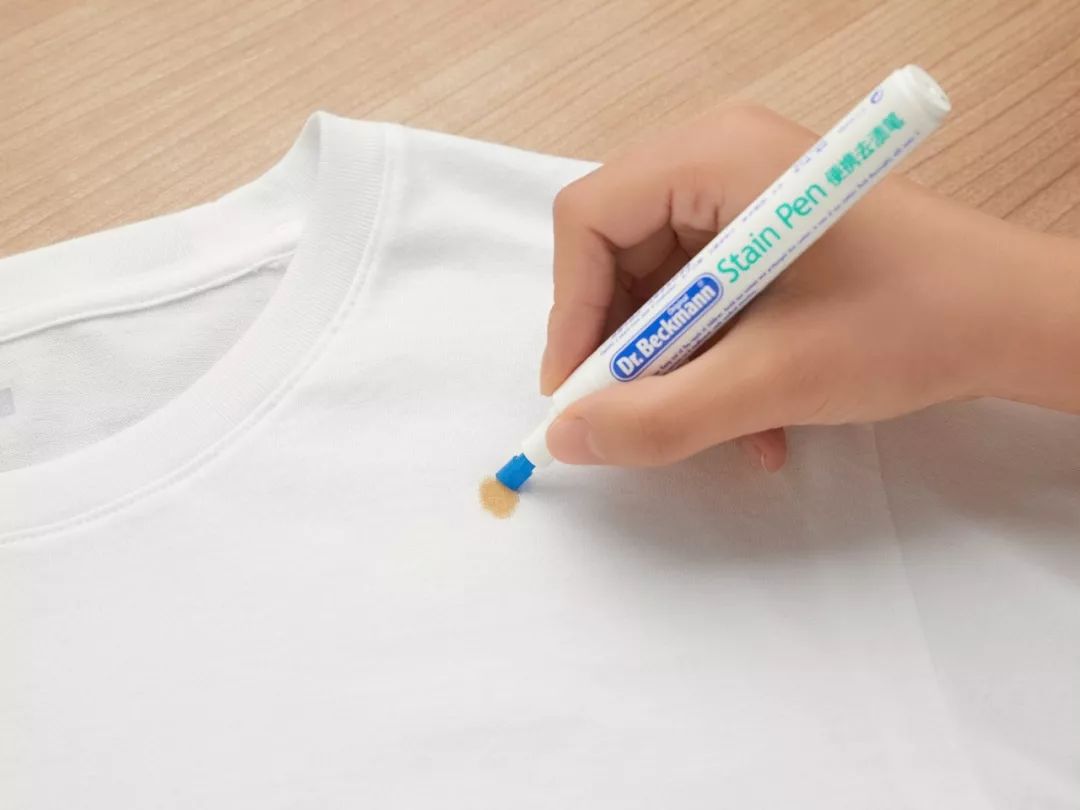 辣椒油弄到白色衣服上怎么去除,衣服滴上辣椒油酱汁怎么办