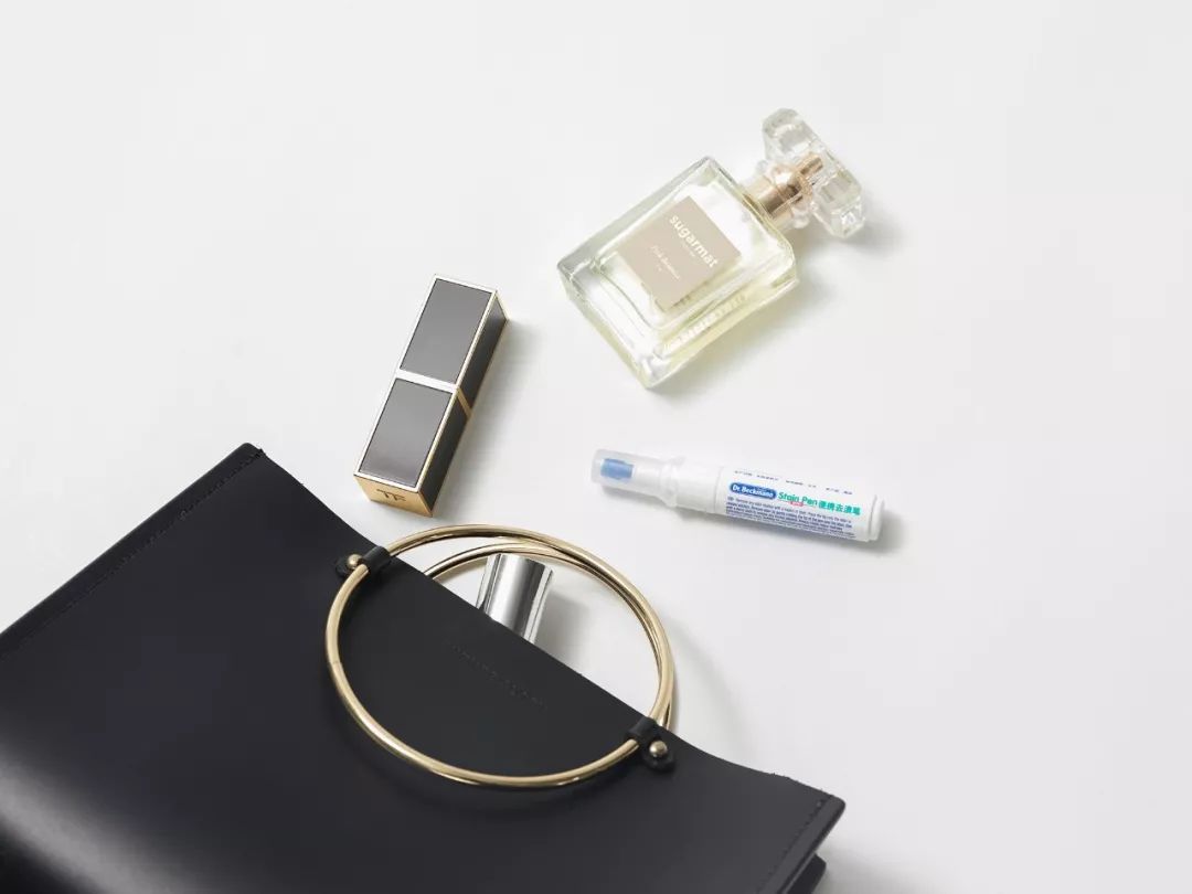 辣椒油弄到白色衣服上怎么去除,衣服滴上辣椒油酱汁怎么办