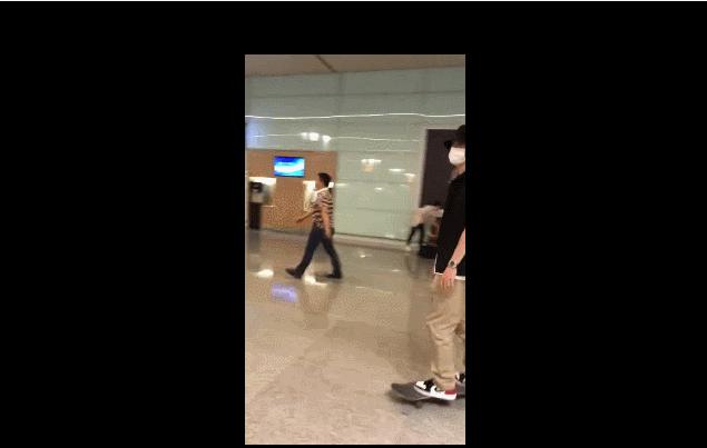 王一博在小区边滑滑板边遛狗,王一博滑板搞笑行为