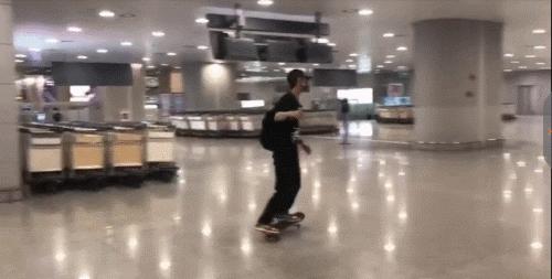 王一博在小区边滑滑板边遛狗,王一博滑板搞笑行为