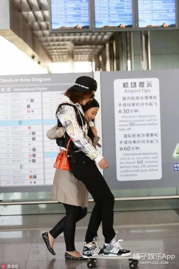 王一博在小区边滑滑板边遛狗,王一博滑板搞笑行为