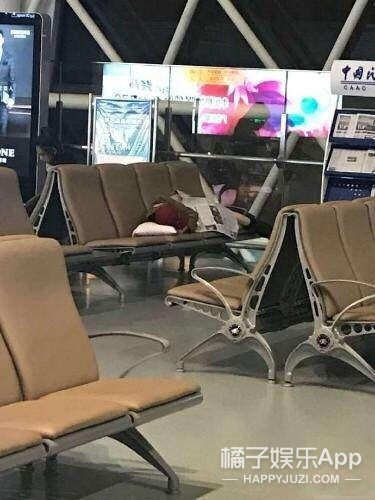 王一博在小区边滑滑板边遛狗,王一博滑板搞笑行为